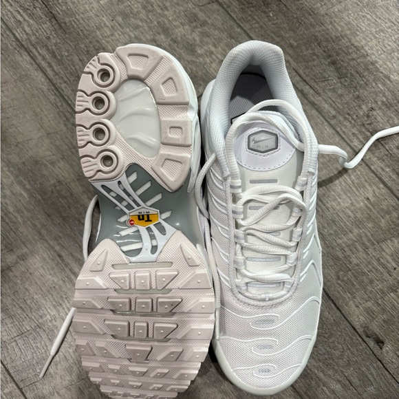 Nike All-White Air Max Plus - Picture 3 of 4